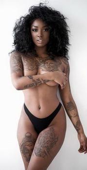 Чернокожая девушка в тату