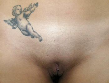 Интимная татуировка на лобке фото