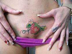 Интимная татуировка клубничка