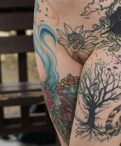 Интимная татуировка цветок