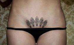 Интимная татуировка корона на лобке