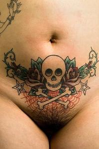 Интимная татуировка череп с костями и паутиной на лобке