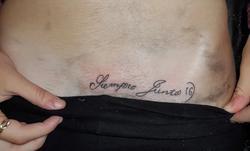 Интимная татуировка леттеринг на лобке