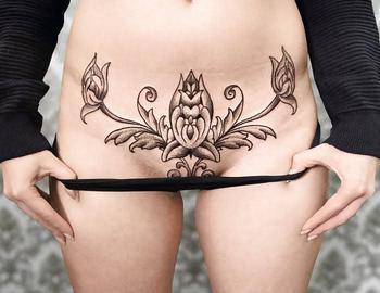 Интимная татуировка на лобке фото
