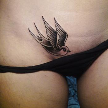 Интимная татуировка на лобке фото