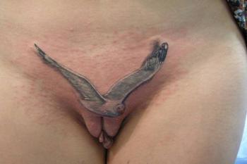 Интимная татуировка на лобке фото