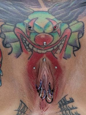 Интимная татуировка на лобке фото