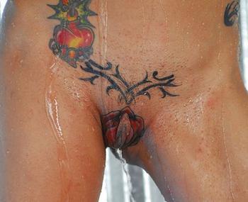 Интимная татуировка на лобке фото