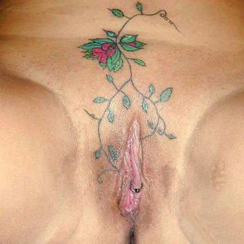 Интимная татуировка на лобке фото