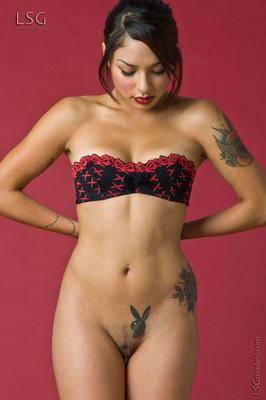 Интимная татуировка на лобке фото