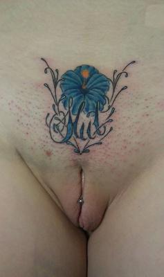 Интимная татуировка на лобке фото