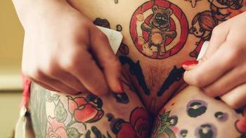 Интимная татуировка на лобке фото