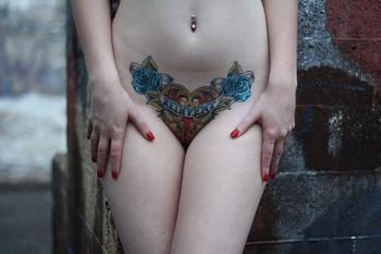 Интимная татуировка на лобке фото