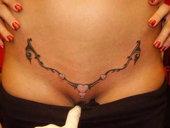 Интимная татуировка на лобке фото