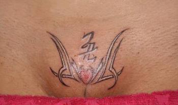 Интимная татуировка на лобке фото