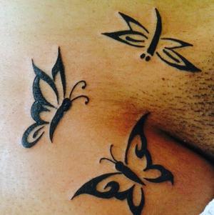 Татуировка бабочка на лобке фото