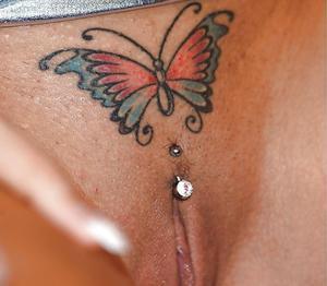 Татуировка бабочка на лобке фото