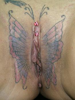 Татуировка бабочка на лобке фото