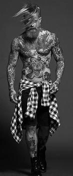 Брутальный мужчина в тату