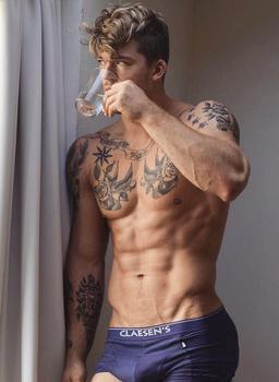 Брутальный мужчина в тату