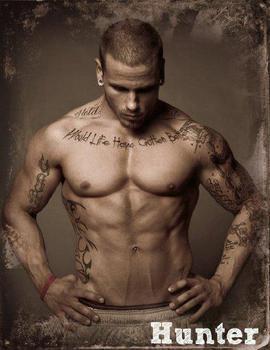 Брутальный мужчина в тату