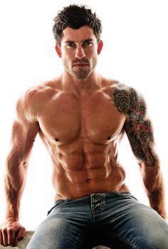 Брутальный мужчина в тату