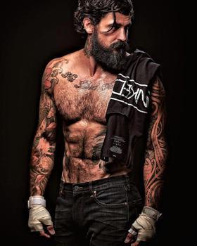Брутальный мужчина в тату