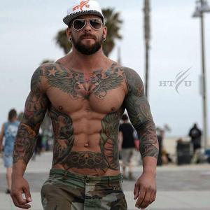 Брутальный мужчина в тату