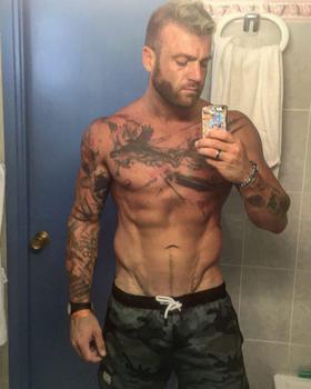 Брутальный мужчина в тату