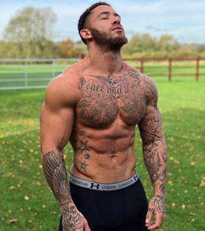 Брутальный мужчина в тату