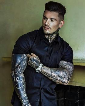 Брутальный мужчина в тату