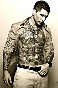 Брутальный мужчина в тату