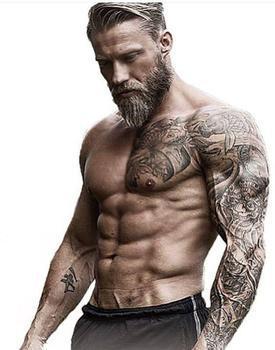 Брутальный мужчина в тату