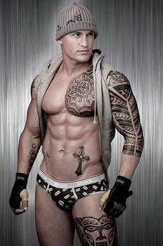 Брутальный мужчина в тату