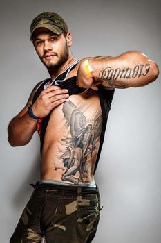 Брутальный мужчина в тату