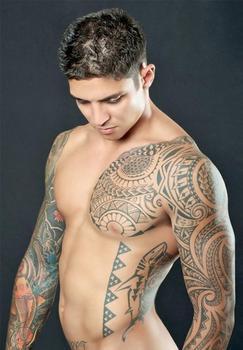 Брутальный мужчина в тату