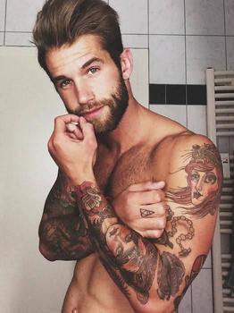 Брутальный мужчина в тату