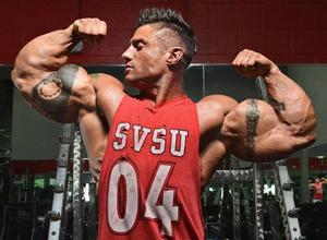 Брутальный мужчина в тату