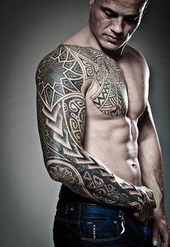 Брутальный мужчина в тату