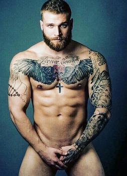 Брутальный мужчина в тату