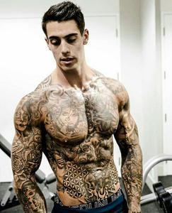 Мускулистый красавец в чб тату
