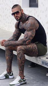 Коротко бритый латинос в чб тату