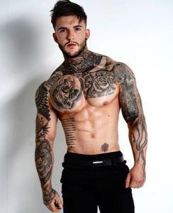 Сесуальный молоде в чб тату