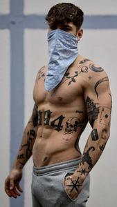 Стильный татуированный хОлиган