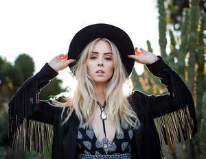 тату модель Alysha Nett