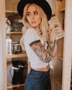 тату модель Alysha Nett