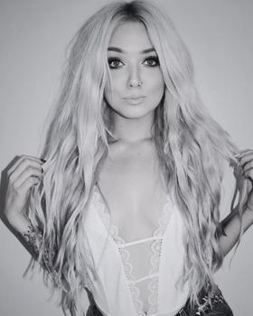 тату модель Riley Alessandra