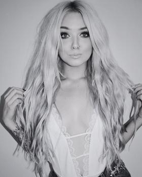 тату модель Riley Alessandra