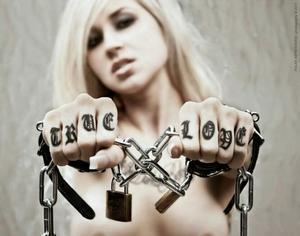 тату модель Sara Fabel