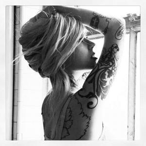 тату модель Sara Fabel